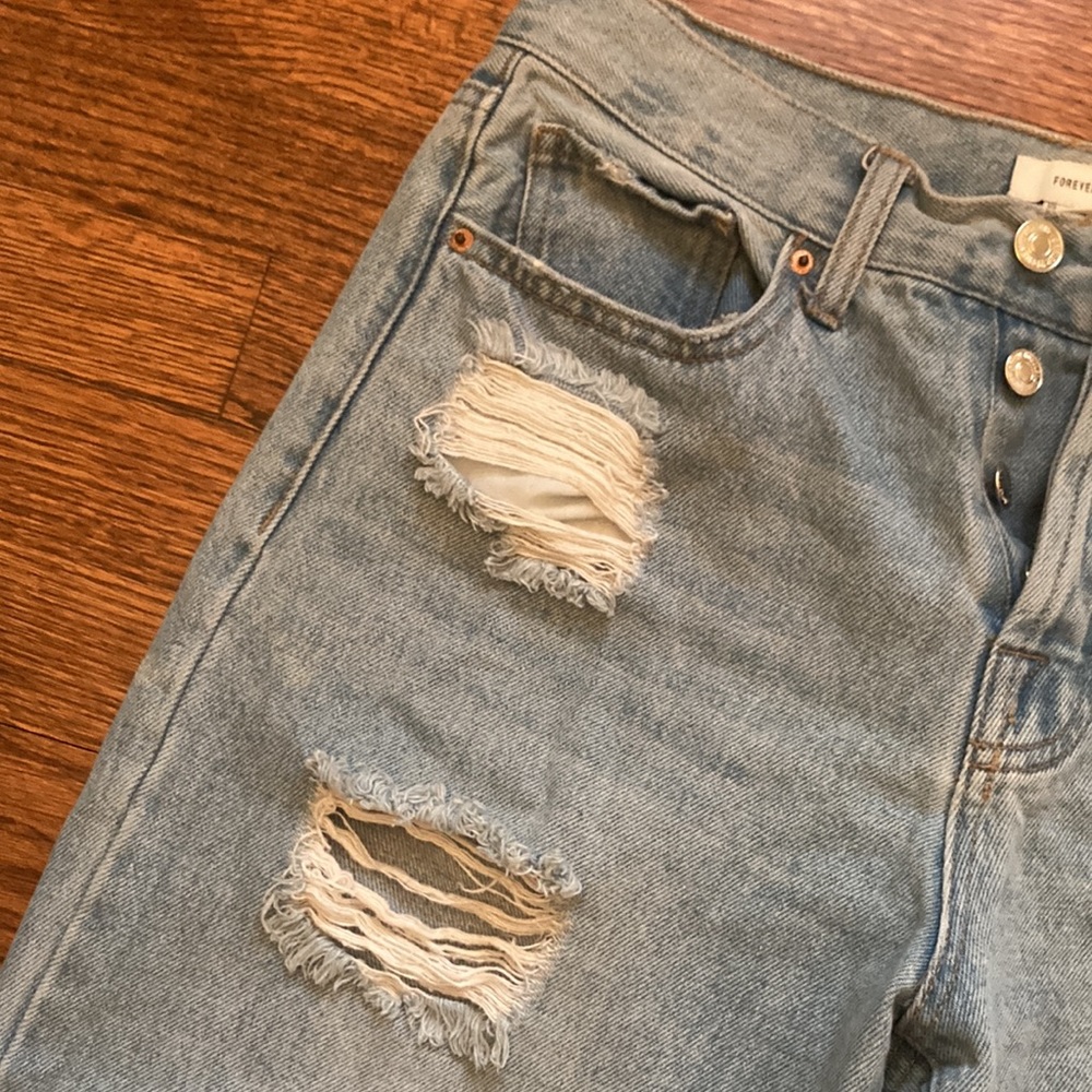 Forever 21 light washed blue ripped jeans - Picture 4 of 8